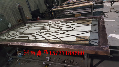 飛鳳入家不銹鋼屏風(fēng)制作現(xiàn)場(chǎng).jpg